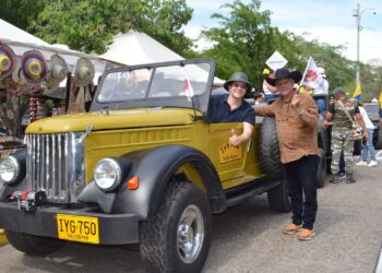 Villanueva destaca en el desfile de vehículos clásicos durante la apertura del Festival Vallenato