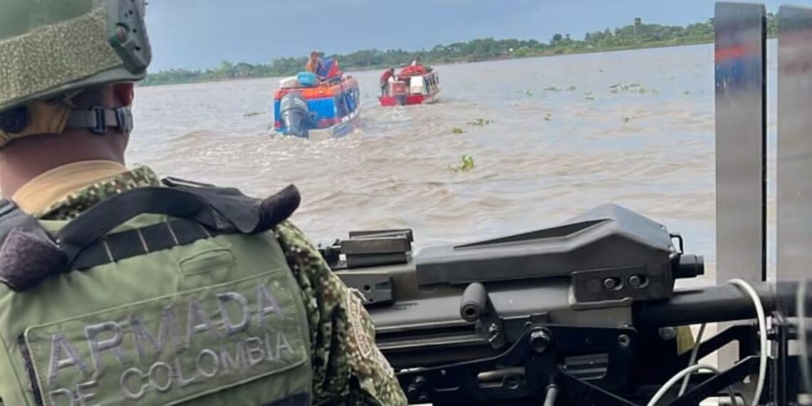 Armada rescata a 14 personas tras volcamiento de embarcación en el río Magdalena