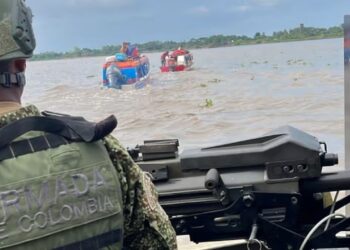 Armada rescata a 14 personas tras volcamiento de embarcación en el río Magdalena