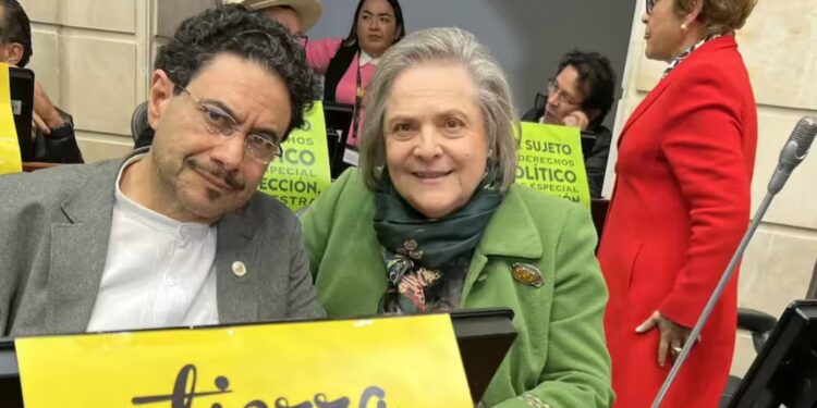 Senadora Clara López se retira de la contienda presidencial y se suma a la campaña de Iván Cepeda