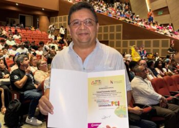 Ismael Fernández recibió reconocimiento en la Universidad del Atlántico por su apoyo a la cultura