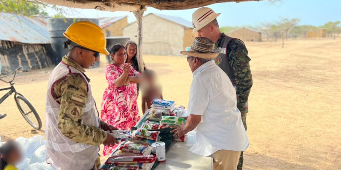 Ejército desarrolla jornada de apoyo y entrega ayudas alimentarias a comunidad wayuu en Camarones