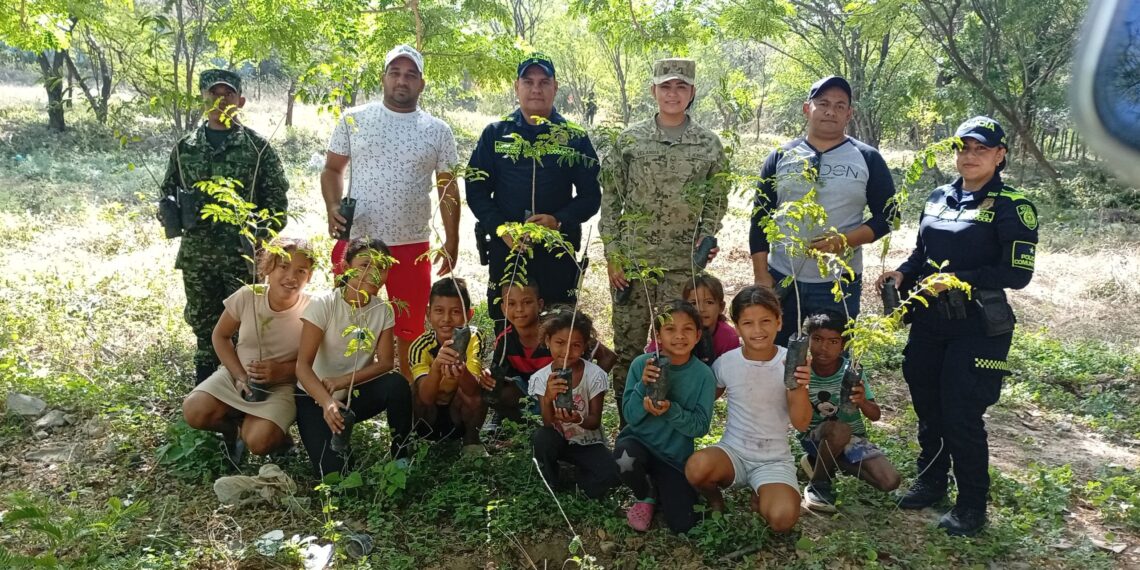 Autoridades impulsan siembra de árboles y cultura ambiental en el balneario El Pozo, en Hatonuevo