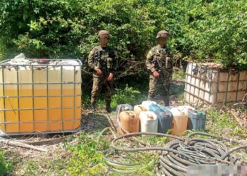 Ejército recupera 345 galones de combustible presuntamente hurtado por el Clan del Golfo en el Cesar