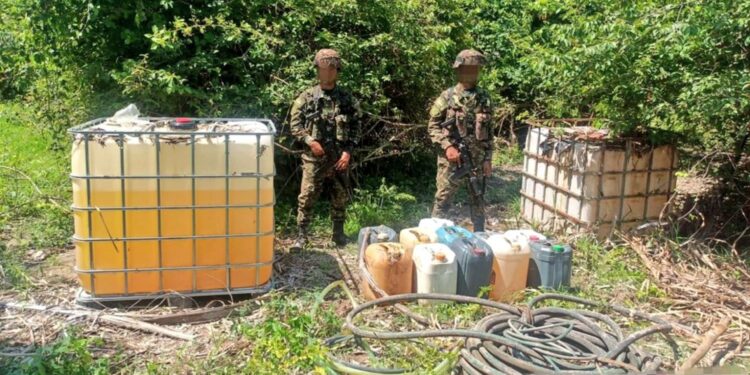 Ejército recupera 345 galones de combustible presuntamente hurtado por el Clan del Golfo en el Cesar