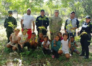 Autoridades impulsan siembra de árboles y cultura ambiental en el balneario El Pozo, en Hatonuevo