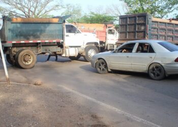 Acuerdos con autoridades permiten levantar bloqueo de volqueteros en Villanueva