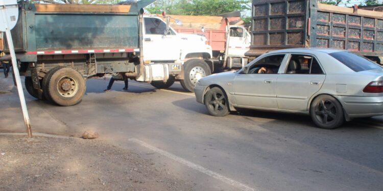 Acuerdos con autoridades permiten levantar bloqueo de volqueteros en Villanueva