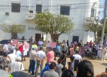 Gremio de Uribia marcha por liberación de comerciante secuestrado y anuncia cierre indefinido de sus establecimientos