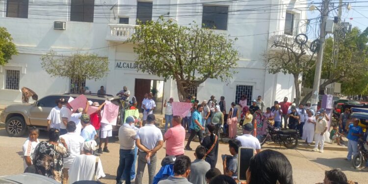 Gremio de Uribia marcha por liberación de comerciante secuestrado y anuncia cierre indefinido de sus establecimientos