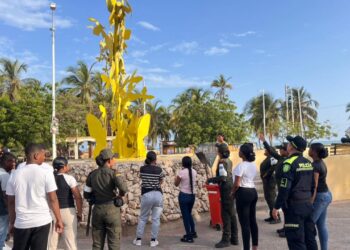 Policía y entidades culturales embellecen monumentos en Riohacha en jornada de recuperación patrimonial