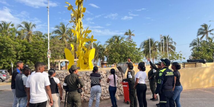 Policía y entidades culturales embellecen monumentos en Riohacha en jornada de recuperación patrimonial