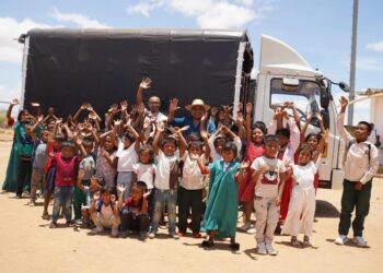 Con inversión social Air-e Intervenida y aliados entregan transporte escolar para los niños de Yotojorotshi