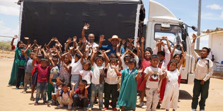 Con inversión social Air-e Intervenida y aliados entregan transporte escolar para los niños de Yotojorotshi