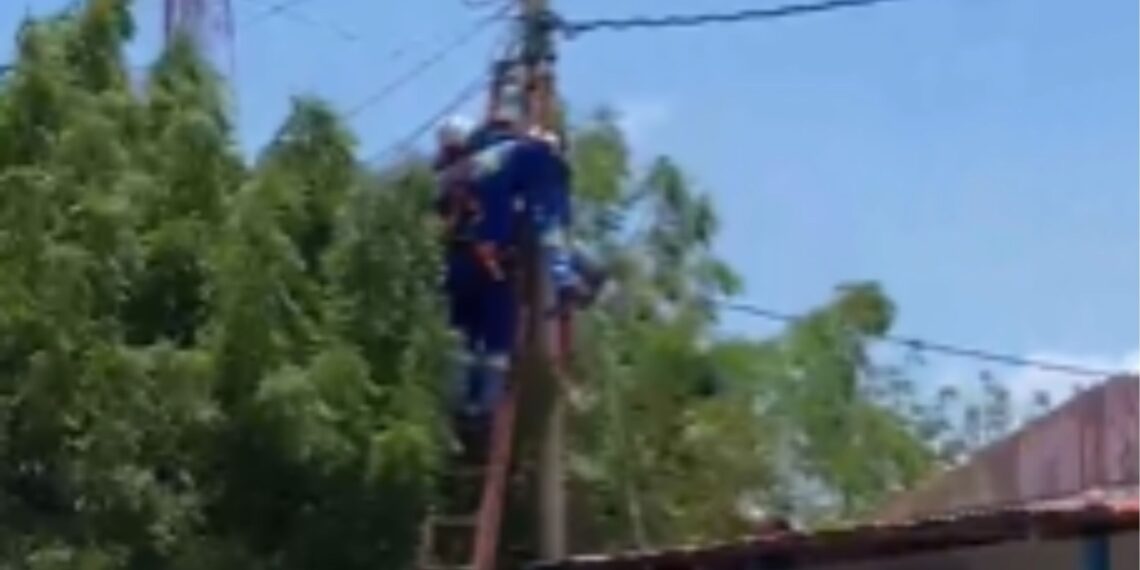 Operario de Air-e sufre fuerte descarga eléctrica en el barrio Venezuela de Uribia