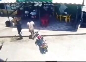 Cámaras de seguridad captaron atentado contra dos hombres en el centro de Riohacha