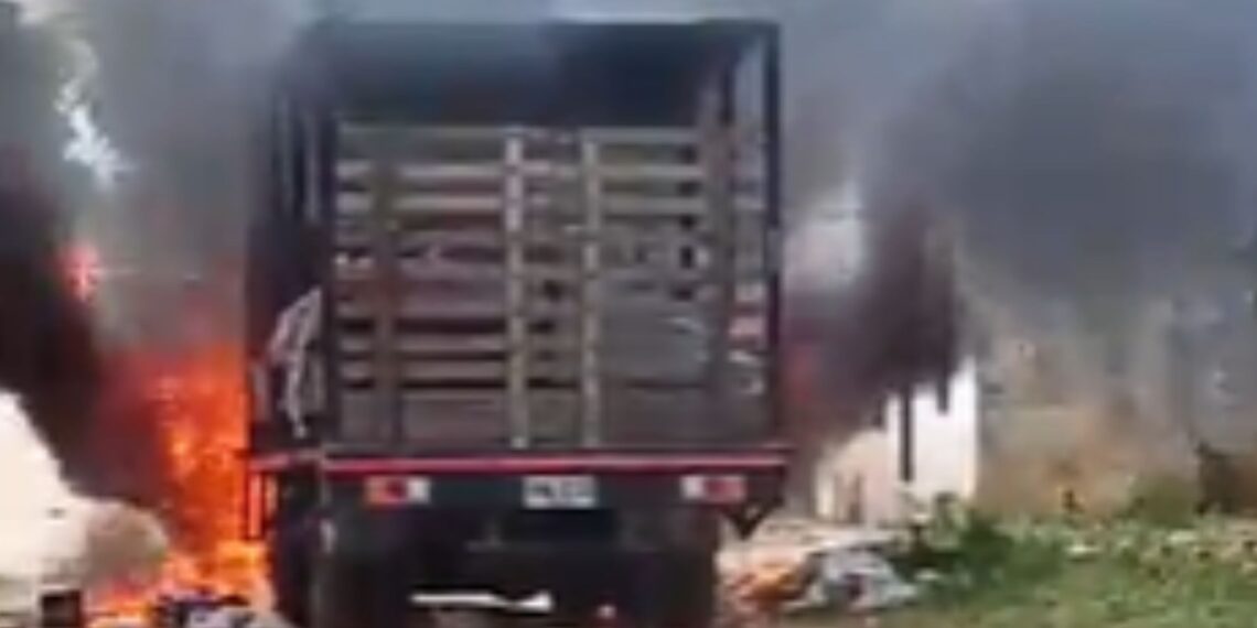 Presuntos hombres armados incineran camión de gaseosas en Tigrera, zona rural de Riohacha