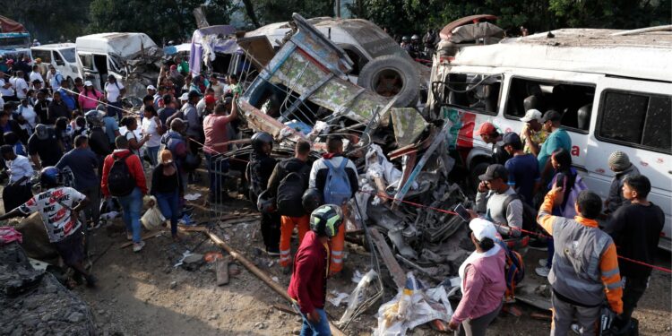 Atentado con explosivos en la vía Panamericana en Cauca deja 20 fallecidos y 36 heridos