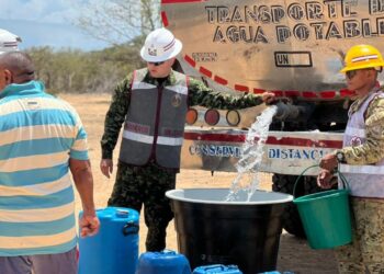 Ejército Nacional entrega 5.000 litros de agua potable a comunidad indígena en La Guajira