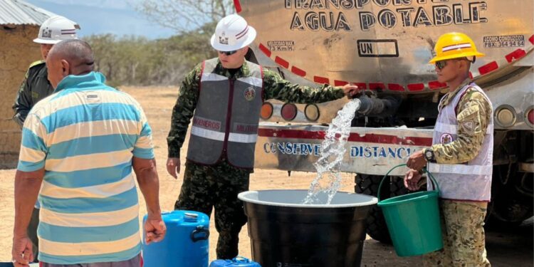 Ejército Nacional entrega 5.000 litros de agua potable a comunidad indígena en La Guajira