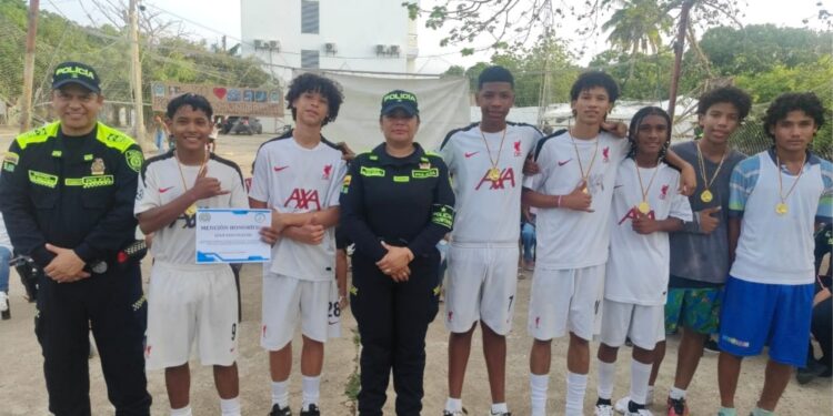 La Policía Nacional promueve educación e integración juvenil en Dibulla