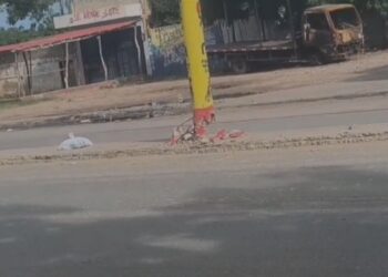 Poste de alumbrado a punto de colapsar en la Avenida El Progreso de Riohacha genera preocupación