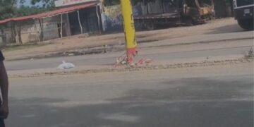 Poste de alumbrado a punto de colapsar en la Avenida El Progreso de Riohacha genera preocupación
