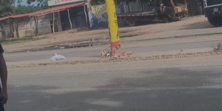 Poste de alumbrado a punto de colapsar en la Avenida El Progreso de Riohacha genera preocupación