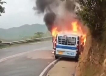 Incineran vehículo del Inpec durante traslado de un recluso