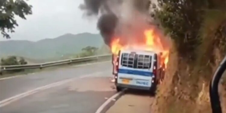 Incineran vehículo del Inpec durante traslado de un recluso