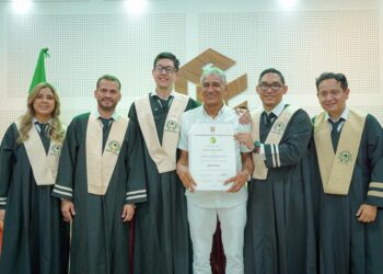 La universidad Popular del Cesar vistió de toga a los juglares del vallenato