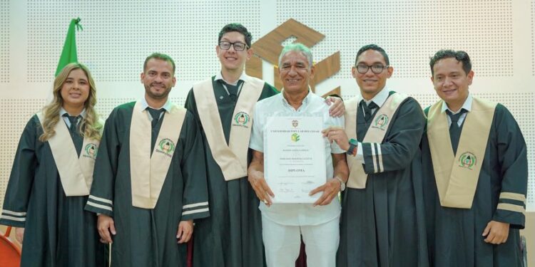 La universidad Popular del Cesar vistió de toga a los juglares del vallenato