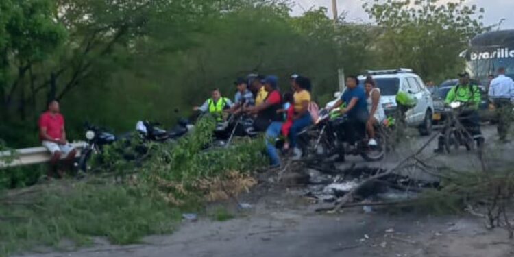 Comunidades rurales de Barrancas bloquean vías en protesta por fallas en el servicio de energía