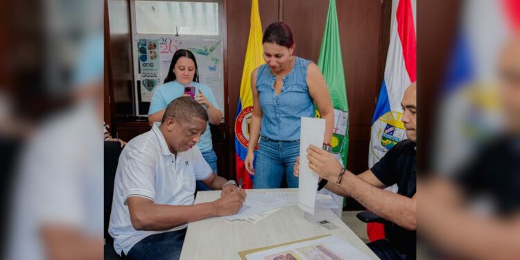 Micher Pérez fue posesionado como alcalde de Fonseca para el periodo 2026-2027