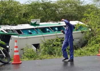 Bus de Berlinas se volcó en la vía Cartagena-Barranquilla: 12 pasajeros resultaron heridos