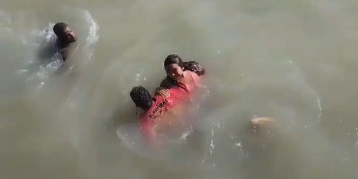 Salvavidas rescatan a dos jóvenes arrastrados por fuertes corrientes en playas de Riohacha