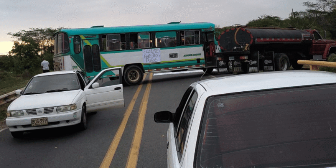Bloqueo en vía Riohacha–Dibulla por protesta de docentes y trabajadores educativos