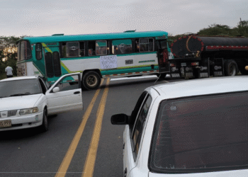 Bloqueo en vía Riohacha–Dibulla por protesta de docentes y trabajadores educativos
