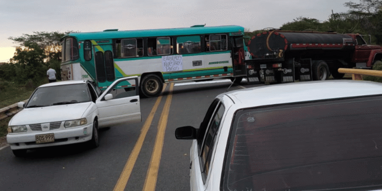 Bloqueo en vía Riohacha–Dibulla por protesta de docentes y trabajadores educativos