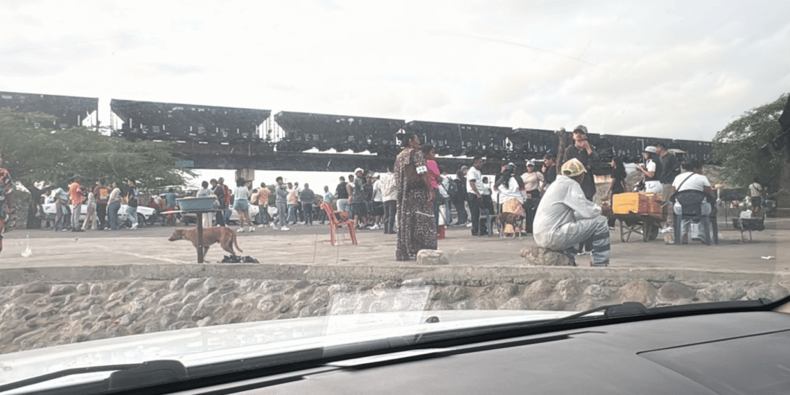 Más de seis horas completa bloqueada la vía Maicao – Riohacha en Cuatro Vías