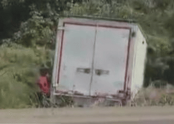 Dos personas murieron en accidente entre motocicleta y furgón en la Troncal del Caribe