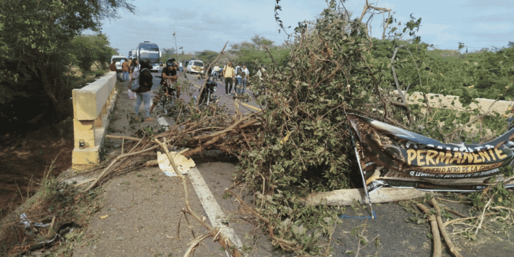 Persisten bloqueos en vías de La Guajira por protestas indígenas y afrodescendientes