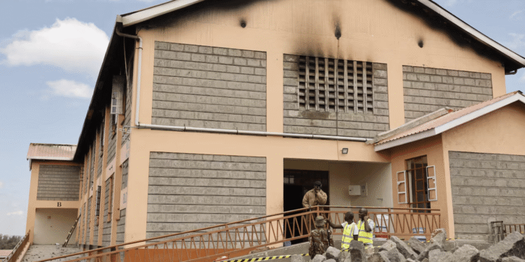 Trágico incendio en internado de Kenia deja 16 estudiantes fallecidas y decenas de heridas