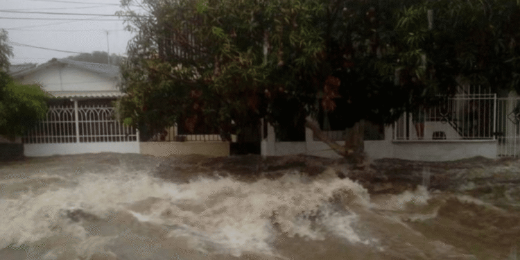 Rescatan a joven que fue arrastrado por la corriente del arroyo El Salao en Soledad