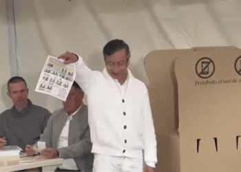 Petro votó en Bogotá y mostró su tarjetón marcado ante medios