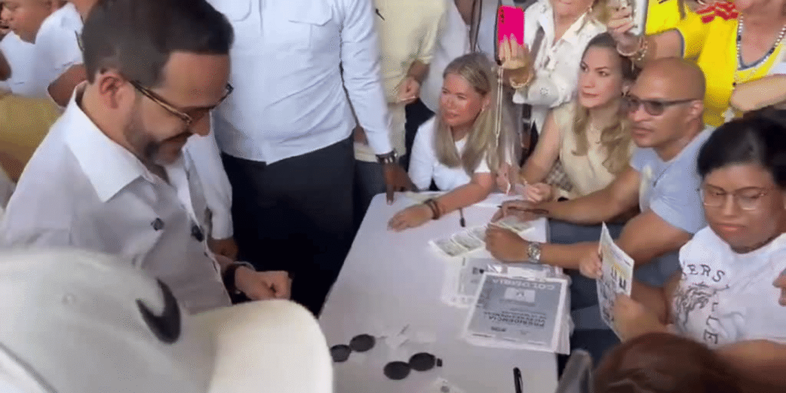 Abelardo De la Espriella votó en Barranquilla acompañado por familiares y seguidores