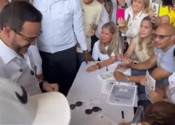 Abelardo De la Espriella votó en Barranquilla acompañado por familiares y seguidores