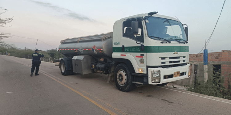 Policía entrega agua potable a comunidad vulnerable en Camarones