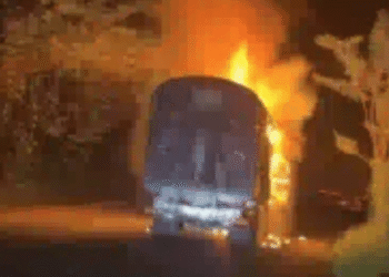 ELN incendió vehículos y bloqueó la vía entre Medellín y la Costa Caribe en Antioquia