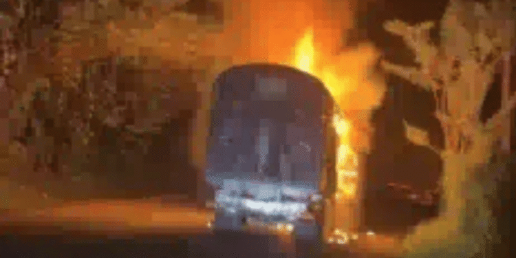 ELN incendió vehículos y bloqueó la vía entre Medellín y la Costa Caribe en Antioquia